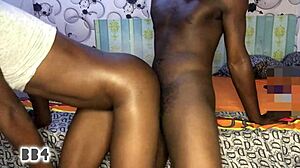 Egy fekete nő és barátja szexuális tevékenységet folytat egy szállodai szobában