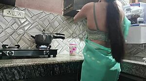 Vidéo HD d'une épouse éblouissante lors de sa première rencontre sexuelle avec le mari de sa sœur dans la cuisine et sur le lit