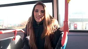 Een bloedmooie blonde vrouw urineert in een bus, waardoor haar geslachtsdelen zichtbaar worden, en heeft een langdurige relatie voor de deur van een bouwplaats