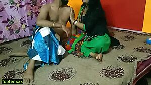 Kusząca indyjska gospodyni domowa zaskakuje swojego partnera namiętnym stosunkiem miłosnym, z wyraźnym dźwiękiem hindi