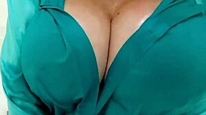 Sonja, prevarantska britanska zrela ženska, razkriva svoje ogromne prsi