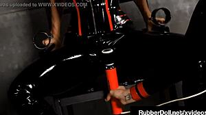 Rubberdoll og Shae Fatal bruger en Hitachi-vibrator til at nå ekstase i denne BDSM-video