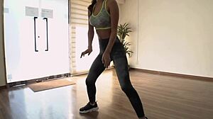 Секси црнкиње играју врући плес са обријаном мацом и стомаком за вежбање