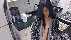 Sexy Frau verwöhnt sich mit einem Monstercock in der Küche