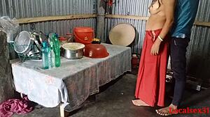 Mătușa indiană în sari roșu se angajează într-un act sexual fierbinte