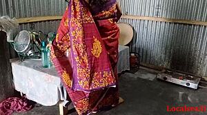 Mătușa indiană în sari roșu se angajează într-un act sexual fierbinte