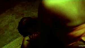 Escena de sexo caliente de una ama de casa india engañando en un cortometraje bengalí. ¡Qué caliente!