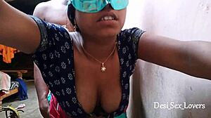 भारतीय गांव के जोड़ों घर का बना आउटडोर सेक्स वीडियो कैमरे पर कब्जा कर लिया