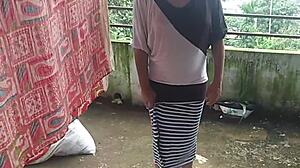 Dögös indiai háziasszony dugja szomszéd lányát kutyapózban