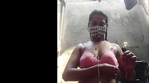 Bangladeshi Babe nimmt in Hardcore Video einen großen Schwanz auf