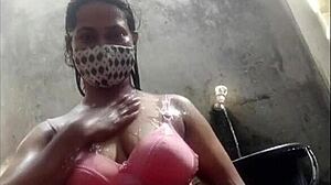 Bangladéšská kočka si užívá velký penis v hardcore videu
