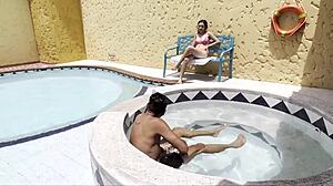 Drobna pasierbica robi głębokie gardło i zostaje ruchana przy basenie