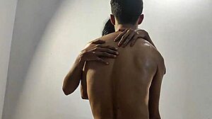 Ein junges Paar gibt sich in bengalischem Porno einem leidenschaftlichen Liebesspiel hin