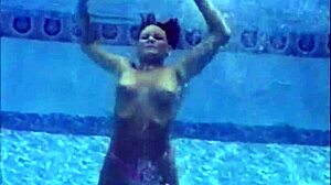 Kompilasi bawah air yang panas dengan gadis-gadis berpakaian bikini