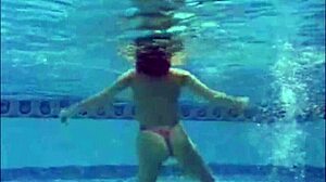 Heiße Unterwasser-Zusammenstellung mit in Bikini gekleideten Babes