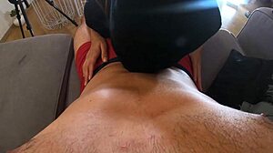 Femme amateur utilise un gode-ceinture pour dominer son mari dans un jeu BDSM