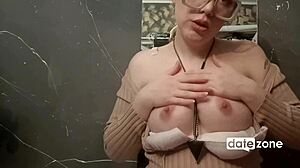 Szemüveges terhes nő egyedül maszturbál