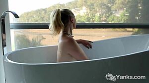 Kim, vlogger yang menggemaskan, menikmati sesi solo yang panas sebelum mandi yang santai