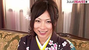 アマチュアの日本の主婦が初めてのディルドプレイを探求 - 激しいオーガズム