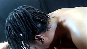 בית המשחקים של קאטס: נערת אבוני בוכה במהלך סקס בין גזעי מאחור ורכיבה הפוכה