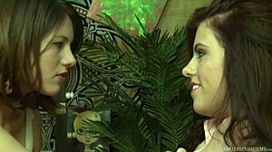 Intohimoiset brunetit Adriana Chechik ja Shyla Jennings nauttivat keskinäisestä näkemyksestä ja tissien imemisestä