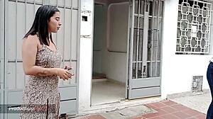 Uma amadora colombiana é punida por sua vizinha com uma lambida de bunda quente
