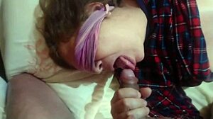Tajně natočené video zralých manželčiných přátel, jak ji syn těší svým velkým penisem, zatímco ona provádí orální sex a dostává ejakulaci do úst