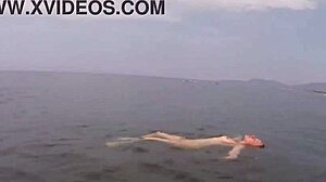 Ada Bojanas zwemt buiten zonder badkleding