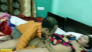 Mladý muž sa zapája do tabuizovaného indického bengálskeho sexu s partnerom