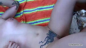 Una donna punk tatuata e formosa riceve sesso anale ruvido in pubblico