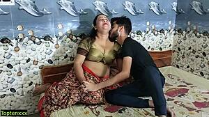 Băieții indieni tineri se întâlnesc pentru prima dată cu o gospodină fierbinte din Bengali