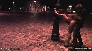 امرأة أوروبية تتعرض للسيطرة والنيك بوضعية الرباط في الهواء الطلق