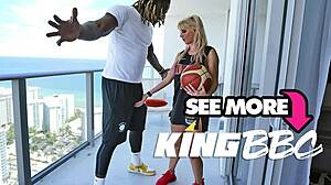 Кэсси Бендер, зрелая красотка, наслаждается баскетболом и большими афроамериканскими пенисами от Kingbbc