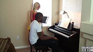 Любительская пара становится непослушной во время урока фортепиано
