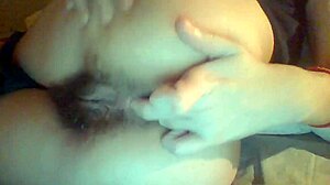 Garota indiana de webcam se entrega ao dedilhado e brincadeira anal