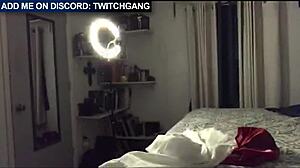 Massaggiatori asiatici malfunzionamento del guardaroba ripreso dalla telecamera mentre si diverte allo specchio