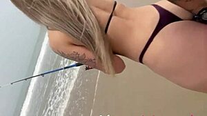 สาวผิวขาวโดนเย็ดที่ชายหาดหลังจากตกปลาในวิดีโอ Alinova นี้