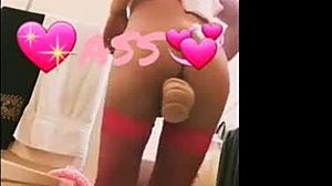 Gadis transseksual menikmati bermain anal dengan mainan